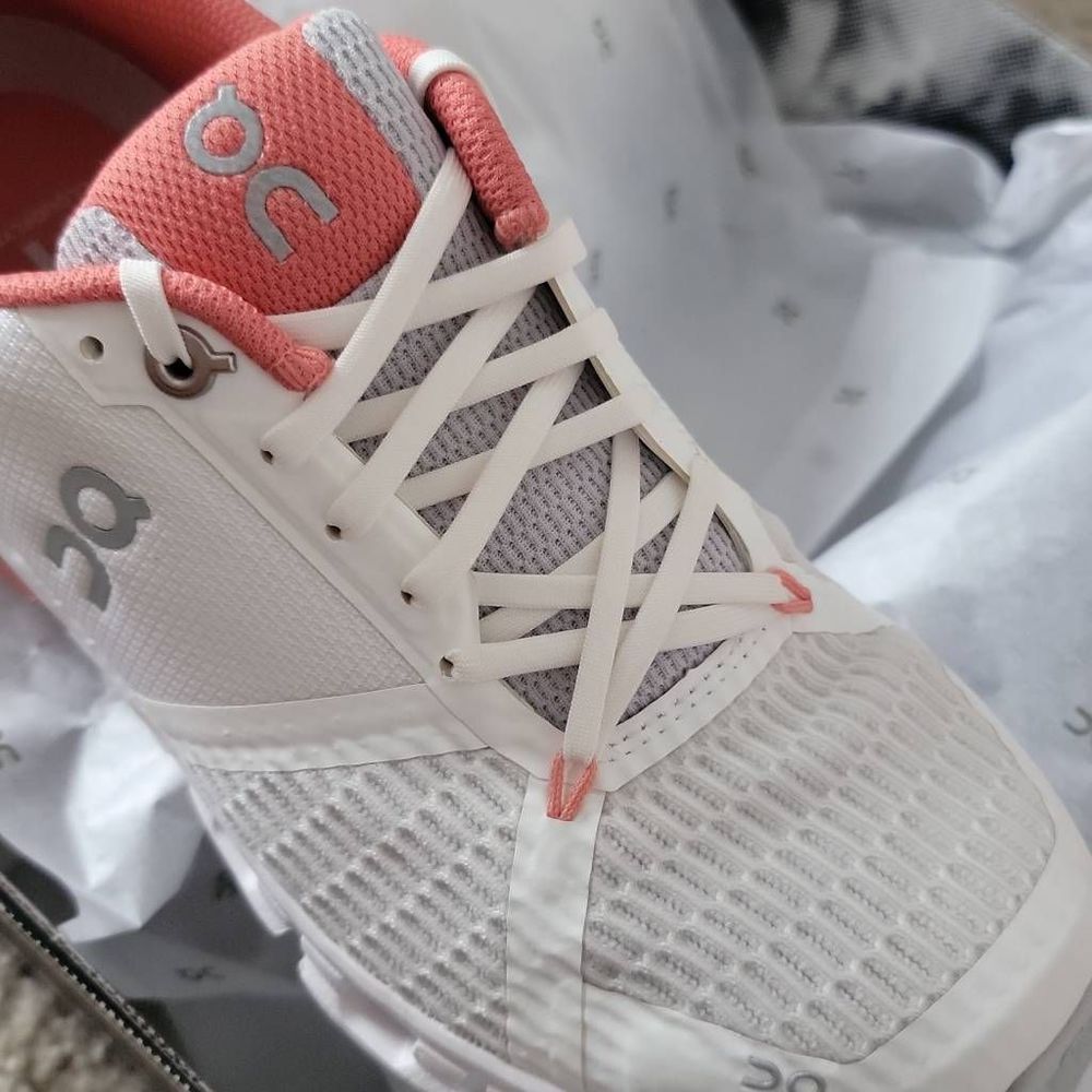 On runninb Cloudflyer Women - white/coral
Size 7.5
New. Box as is - Picture 7 of 8